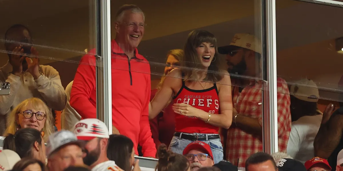 Taylor Swift Celebrates Travis Kelceâ€™s First Touchdown of the Season: â€˜Thatâ€™s My Husband!â€™