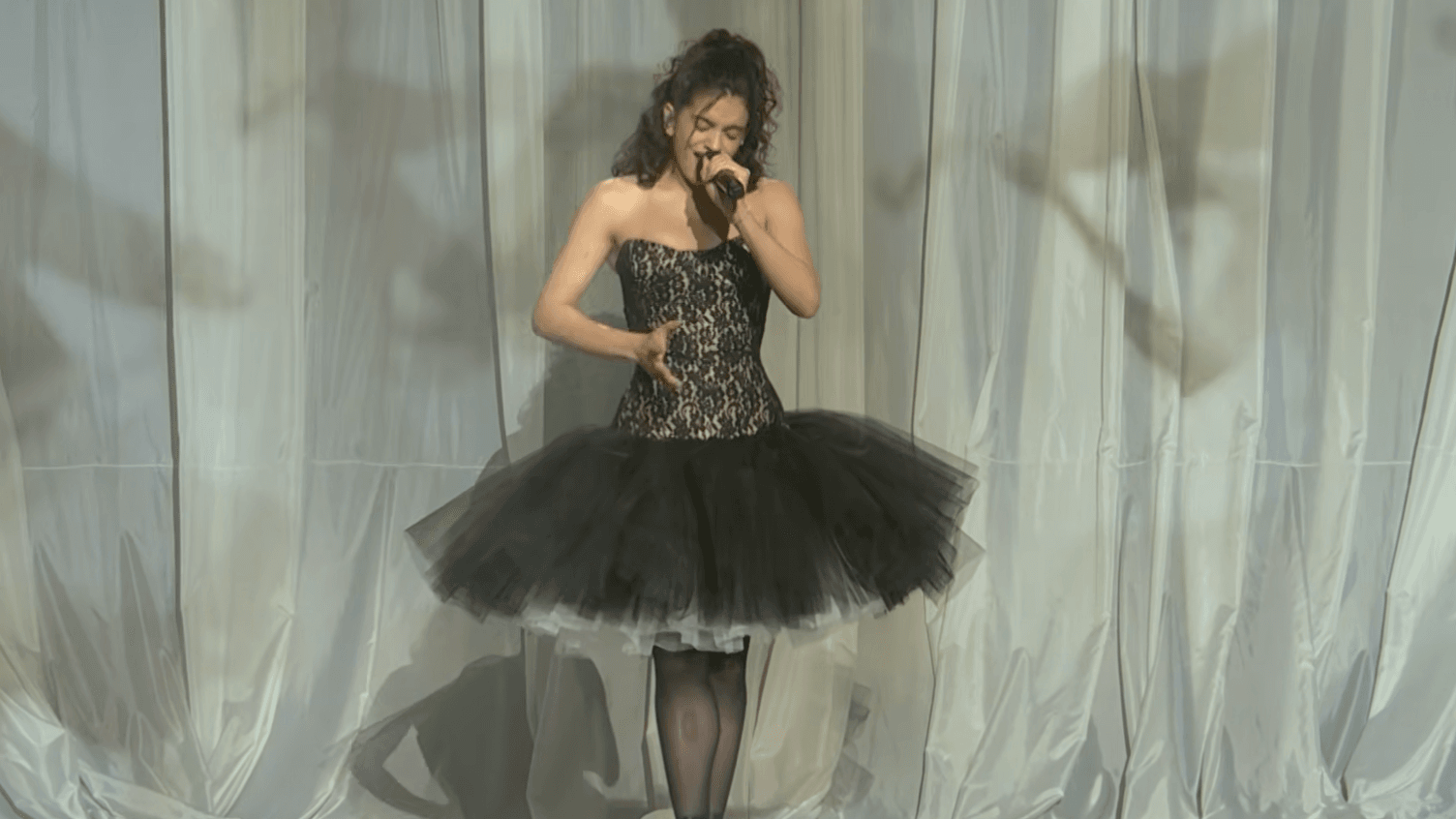 Watch RosalÃ­a Perform â€œReliquiaâ€ En Pointe on SNL